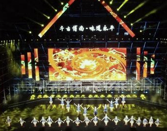 桂林舞臺電動葫蘆助力村晚演出舞臺搭建活動